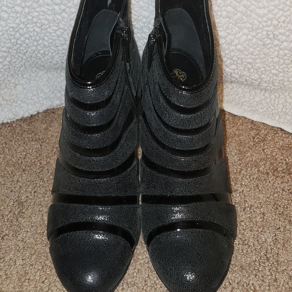 Isola Bootie Shoes size 6